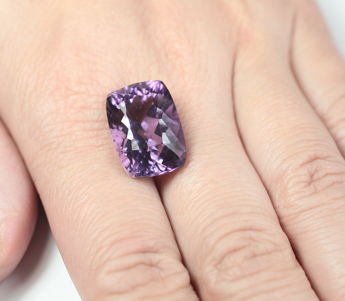 Чистейший аметист лазерной огранки 17,4 карата