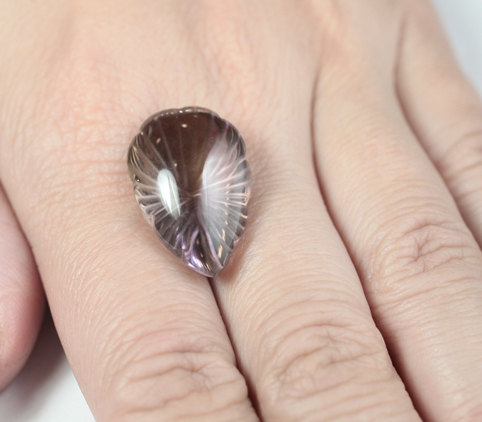 Чистейший крупный резной аметрин 23,62 карата