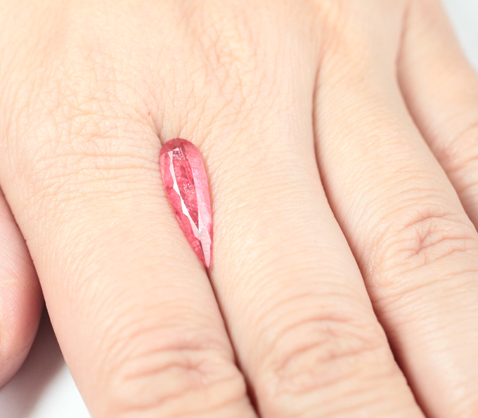 Редкий ограненный родонит 2,25 карата