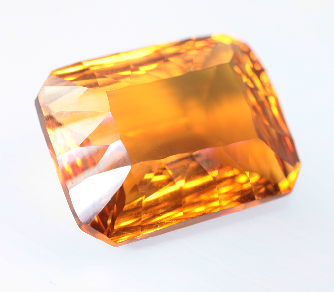 Чистейший крупный насыщенный цитрин лазерной огранки 23,82 карата