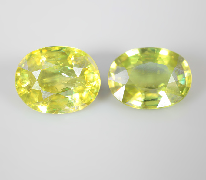 Пара желтовато-зеленых сфенов 4,31 карата