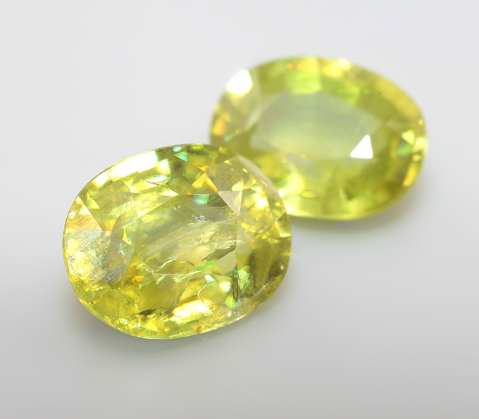Пара желтовато-зеленых сфенов 4,31 карата