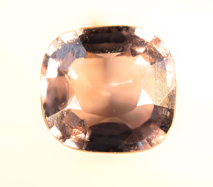 Фиолетовато-синяя шпинель со сменой цвета 0,97 карата