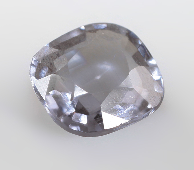 Фиолетовато-синяя шпинель со сменой цвета 0,97 карата