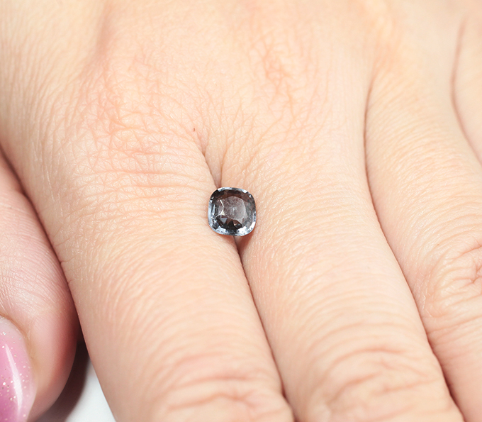 Фиолетовато-синяя шпинель со сменой цвета 0,97 карата