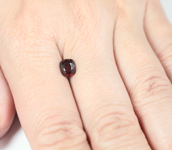 Красная шпинель 1,12 карата