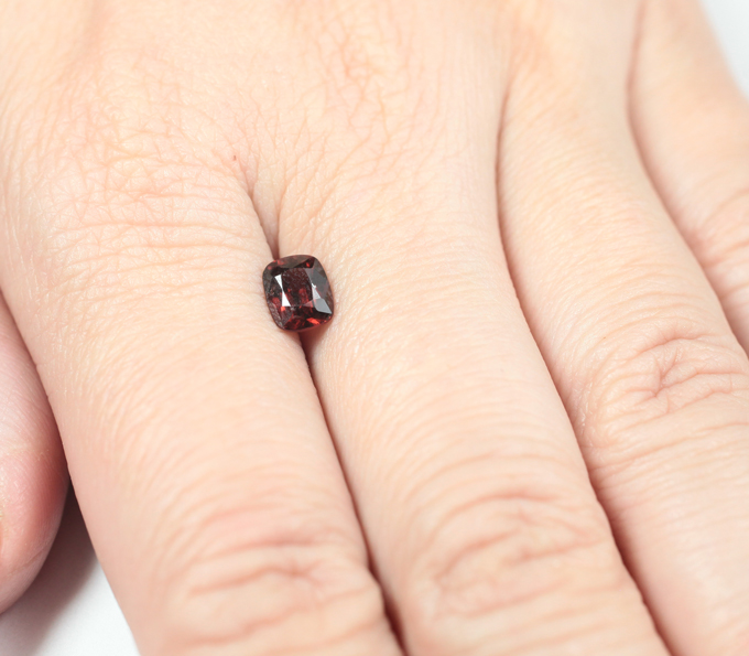 Оранжевато-красная шпинель 1,11 карата