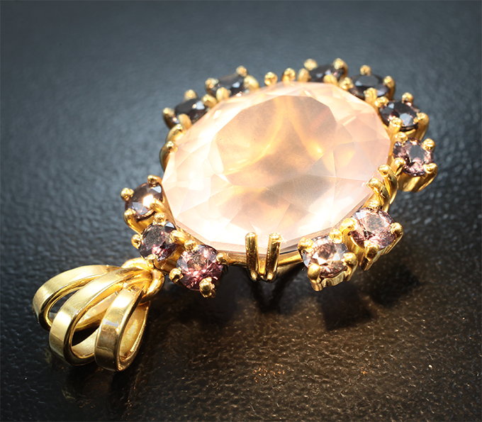 Кулон с чистейшим крупным розовым кварцем эффектной огранки и сапфирами со сменой цвета