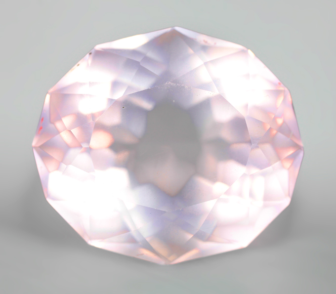 Кулон с чистейшим крупным розовым кварцем эффектной огранки и сапфирами со сменой цвета