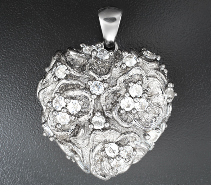 Кулон с бесцветными топазами