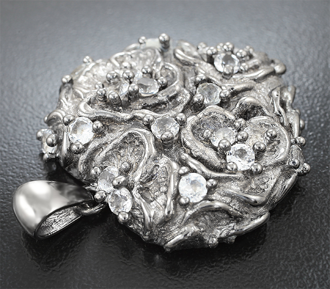 Кулон с бесцветными топазами