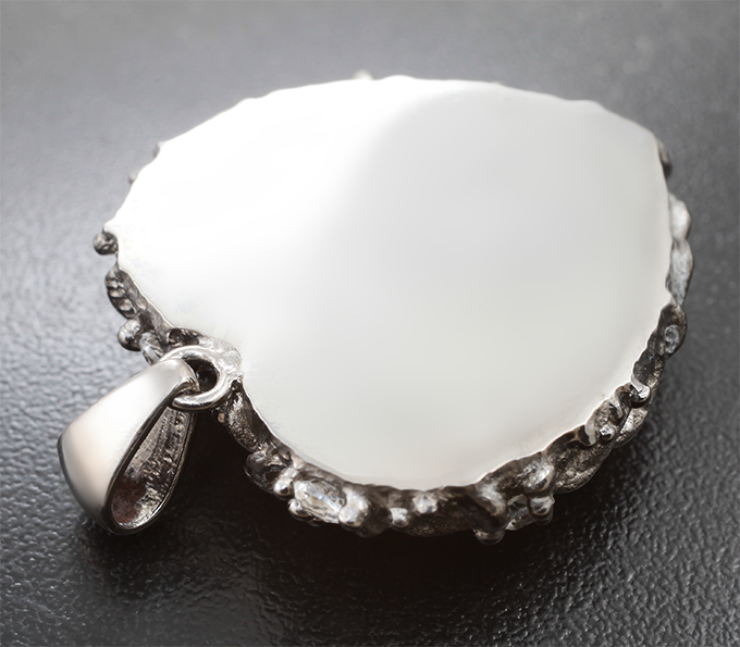 Кулон с бесцветными топазами