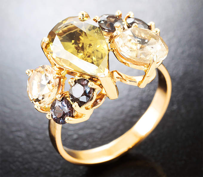 Кольцо с фенакитами 1,98 карата, синхалитом и сапфирами со сменой цвета 