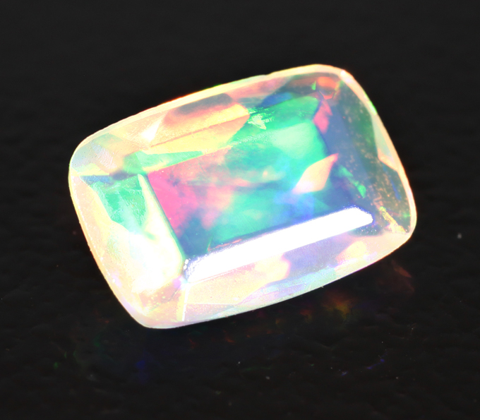 Ограненный эфиопский опал 0,53 карата