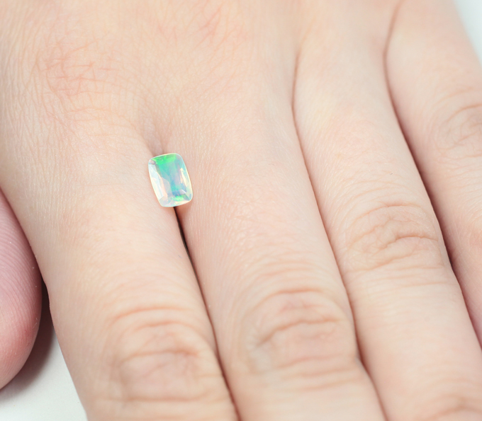 Ограненный эфиопский опал 0,53 карата