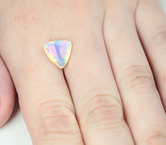 Ограненный эфиопский опал 2,46 карата