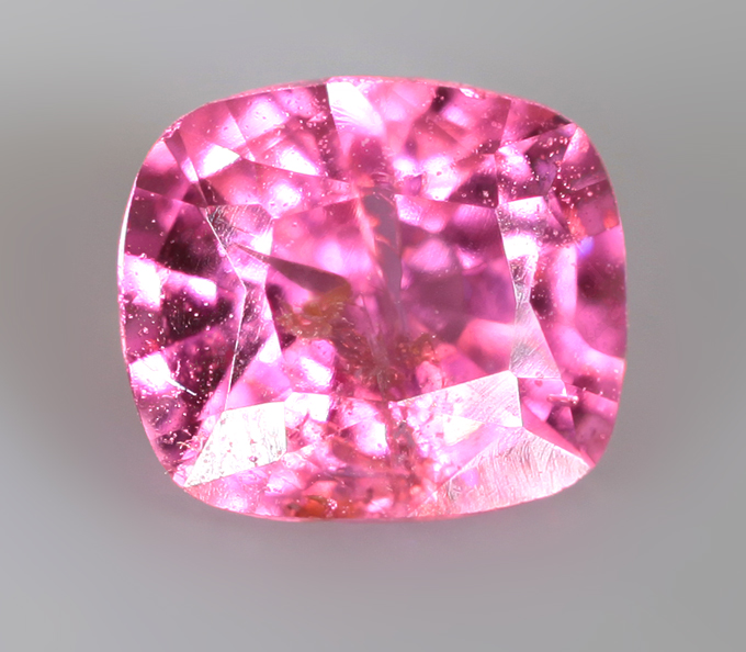 Топовый цвет! "Неоновая" розовая шпинель 0,33 карата