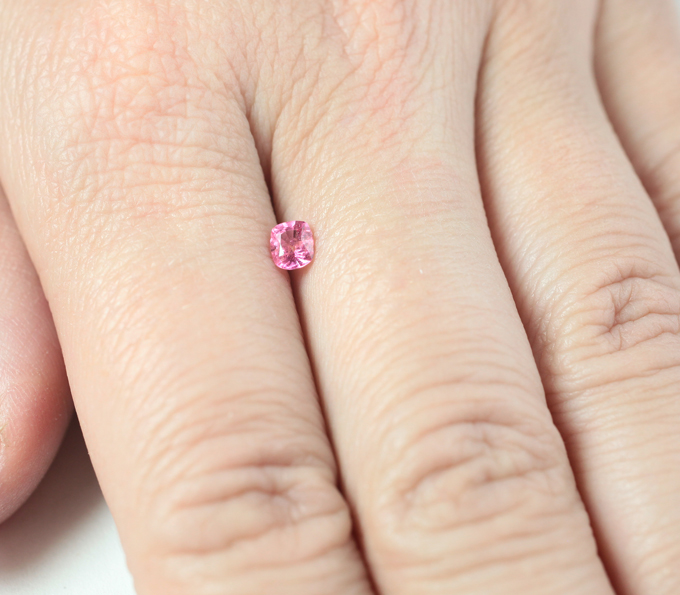 Топовый цвет! "Неоновая" розовая шпинель 0,33 карата