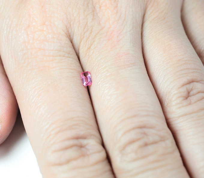 "Неоновая" розовая шпинель 0,23 карата