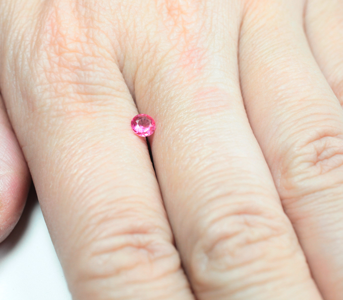 Топовый цвет! "Неоновая" розовая шпинель 0,25 карата