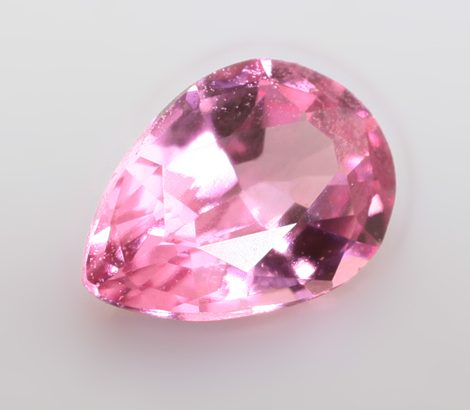 "Неоновая" пурпурно-розовая шпинель 0,26 карата