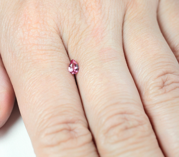 "Неоновая" пурпурно-розовая шпинель 0,26 карата