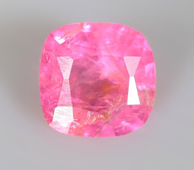 Топовый цвет! "Неоновая" розовая шпинель 0,34 карата