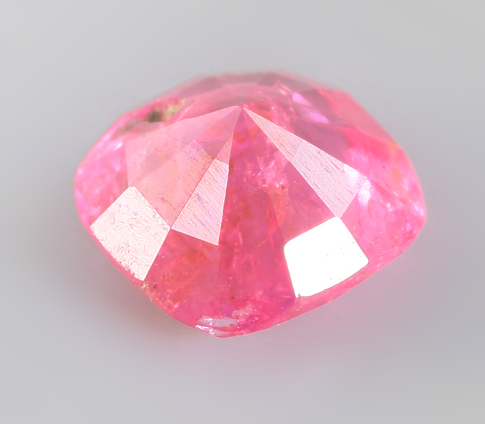 Топовый цвет! "Неоновая" розовая шпинель 0,34 карата