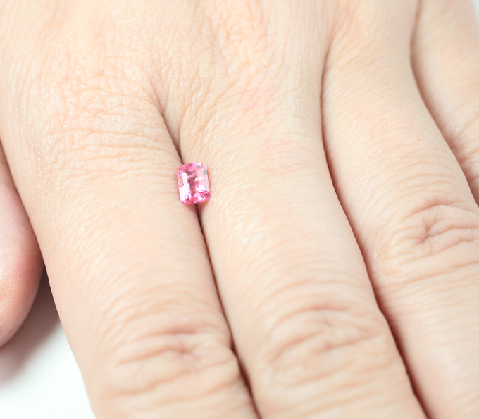 "Неоновая" розовая шпинель 0,52 карата