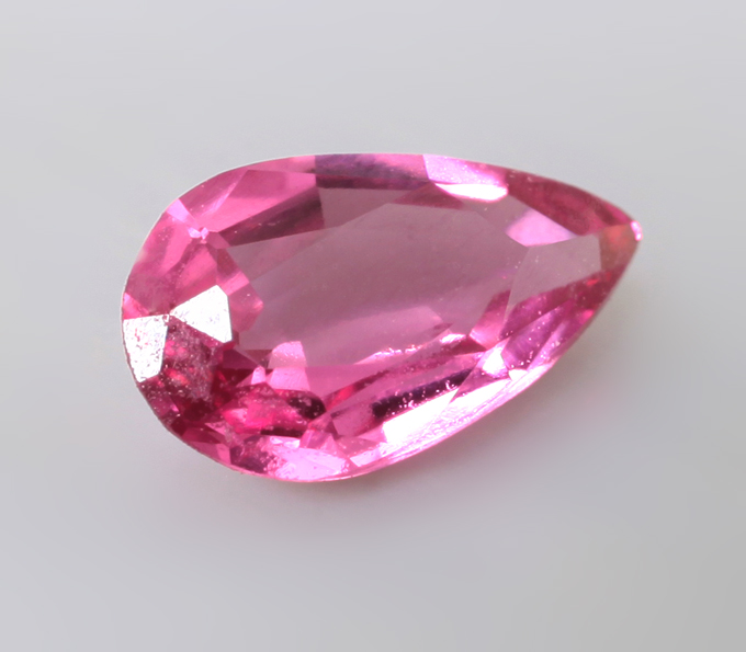 "Неоновая" розовая шпинель 0,26 карата