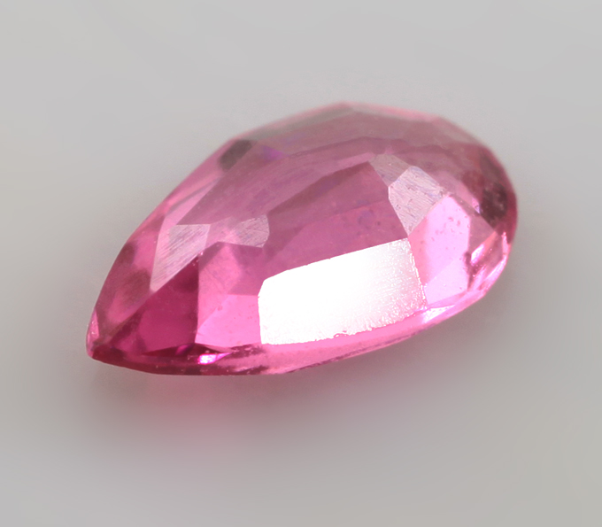 "Неоновая" розовая шпинель 0,26 карата
