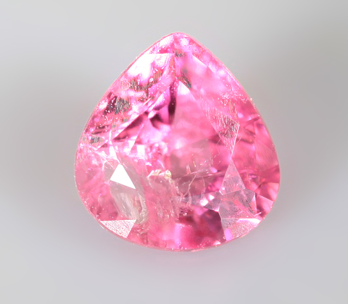 Топовый цвет! "Неоновая" розовая шпинель 0,32 карата