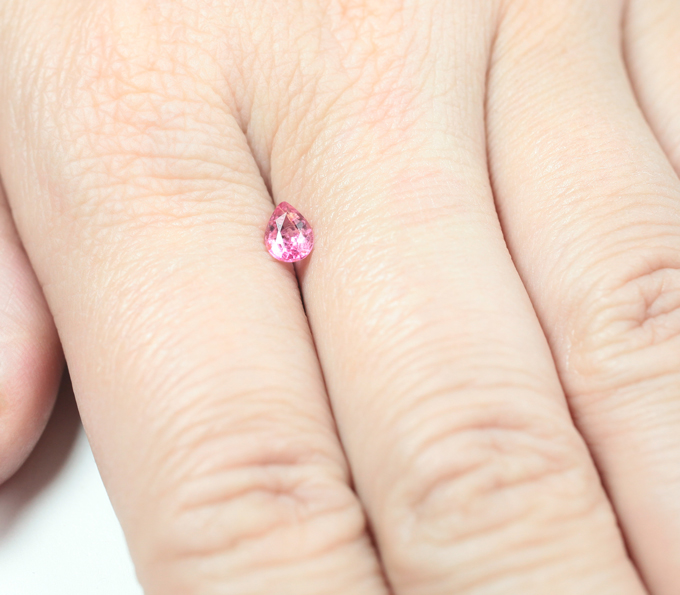 Топовый цвет! "Неоновая" розовая шпинель 0,45 карата