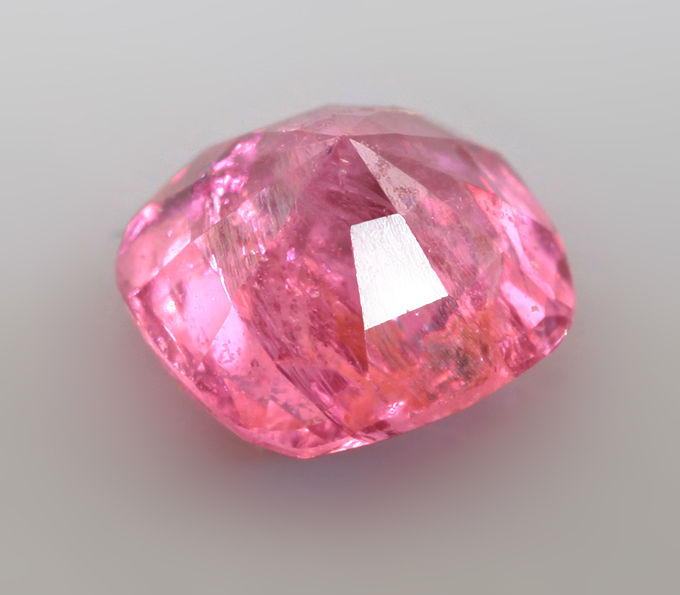 Топовый цвет! "Неоновая" розовая шпинель 0,35 карата