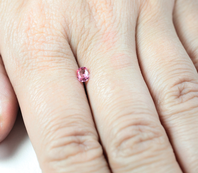 Топовый цвет! "Неоновая" розовая шпинель 0,31 карата