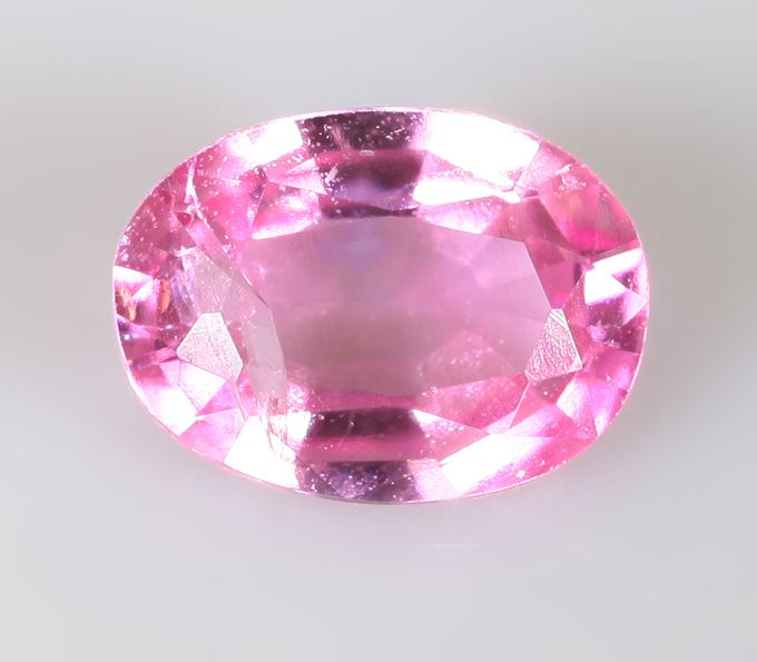 "Неоновая" розовая шпинель 0,28 карата