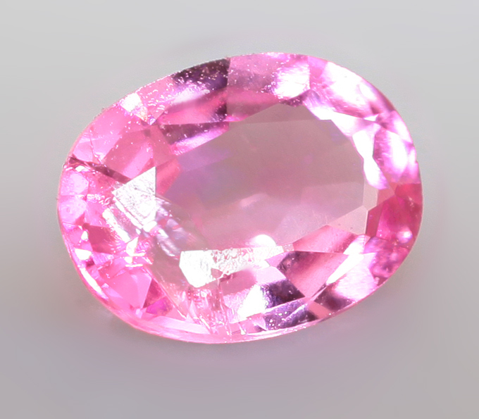 "Неоновая" розовая шпинель 0,28 карата
