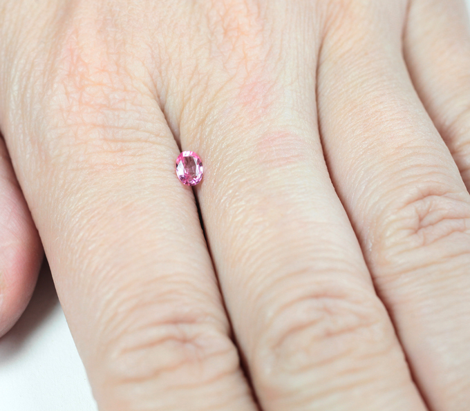 "Неоновая" розовая шпинель 0,28 карата