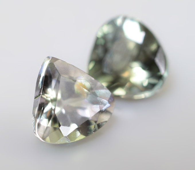 Пара полихромных цоизитов 1,04 карата