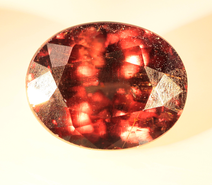 Крупный гранат со сменой цвета 2,53 карата