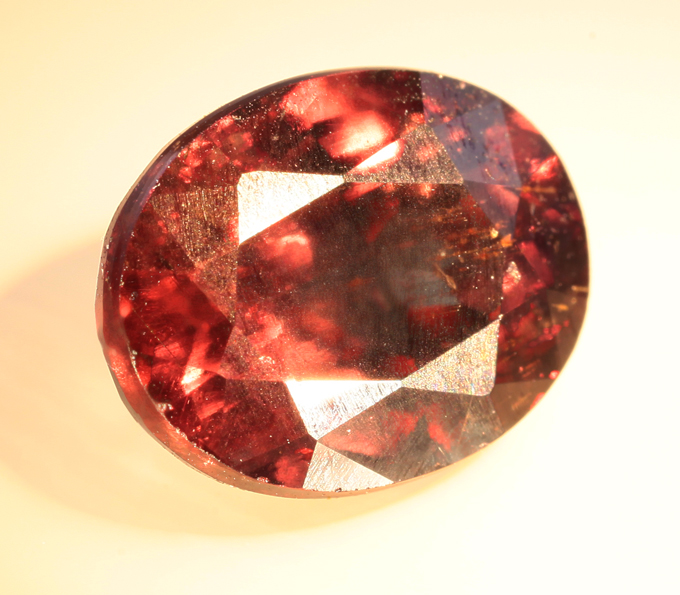 Крупный гранат со сменой цвета 2,53 карата