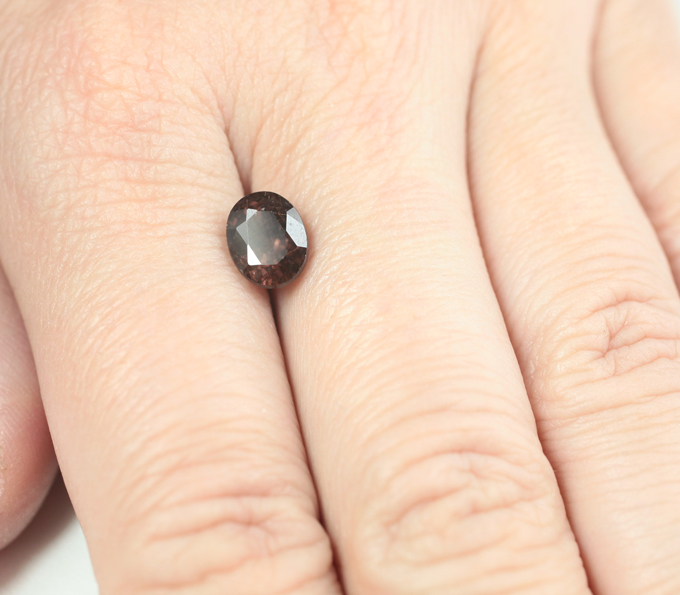 Крупный гранат со сменой цвета 2,53 карата