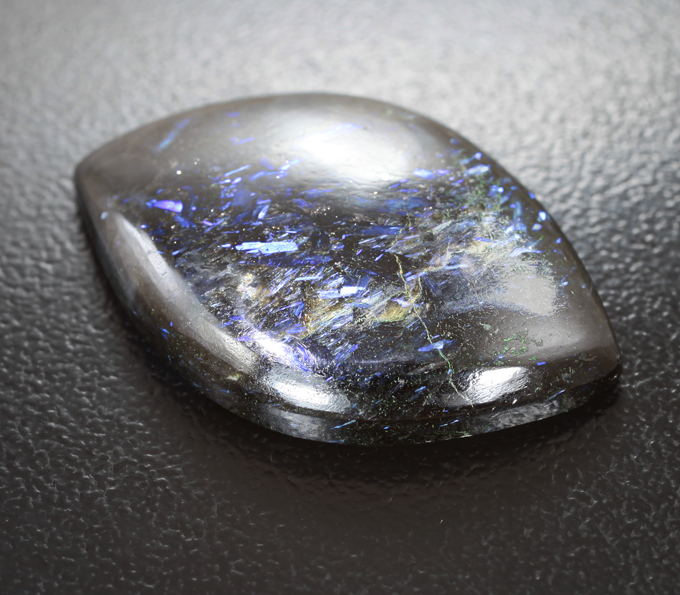 Редкий крупный нууммит 26,84 карата