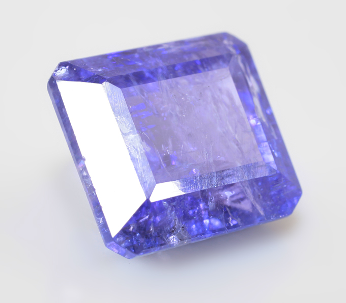 Крупный танзанит 10,17 карата