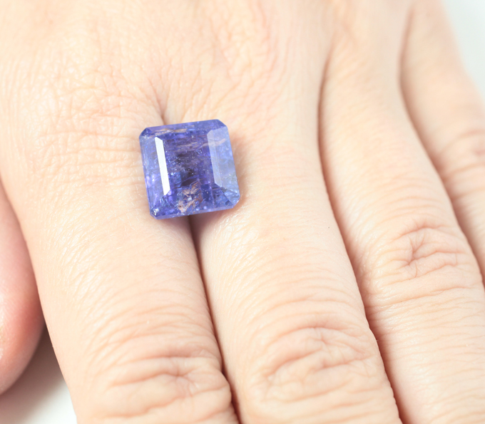 Крупный танзанит 10,17 карата