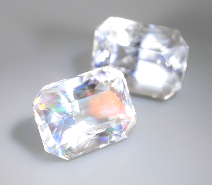 Пара ограненных лунных камней 2,3 карата