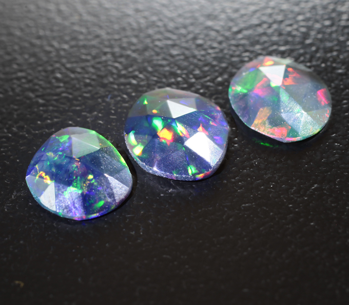 Набор из 3 ограненных черных опалов 1,57 карата