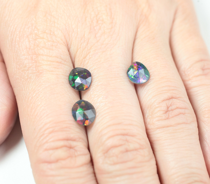 Набор из 3 ограненных черных опалов 1,57 карата