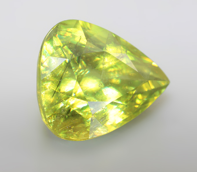 Желтовато-зеленый сфен 3,83 карата