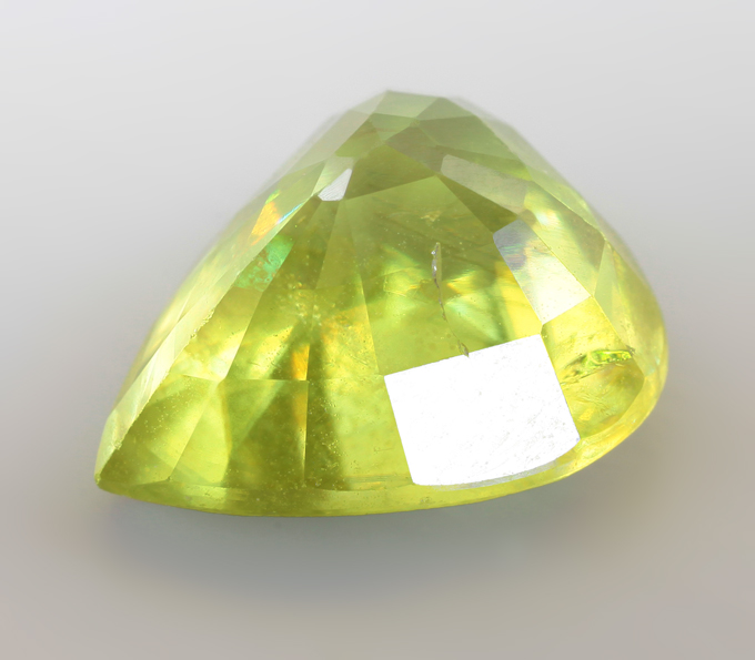 Желтовато-зеленый сфен 3,83 карата